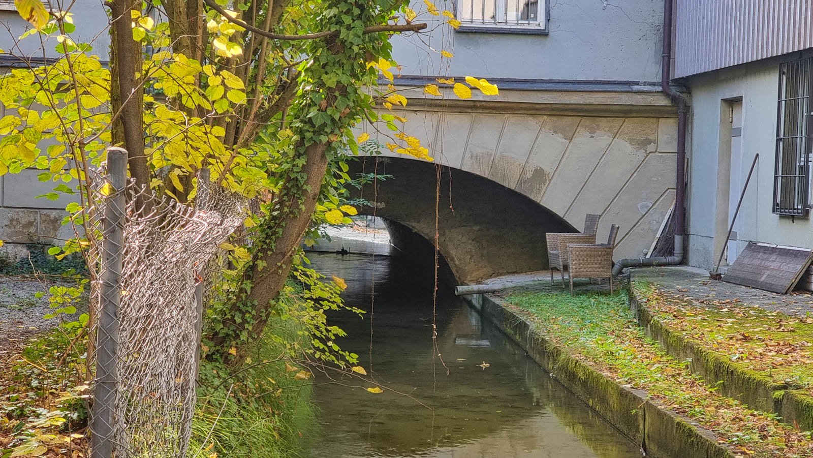 Barfüßerbrücke von außen