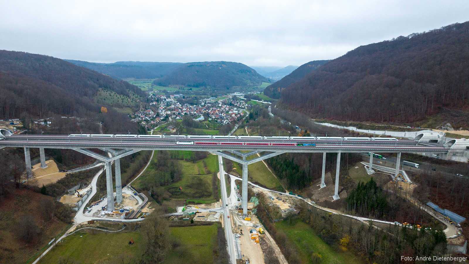 ICE 4 und IRE auf der Filstalbrücke