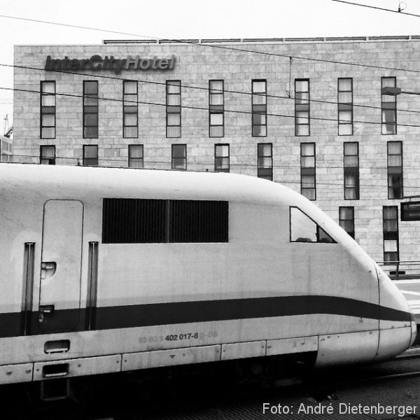 ICE vor InterCity Hotel Berlin Hbf