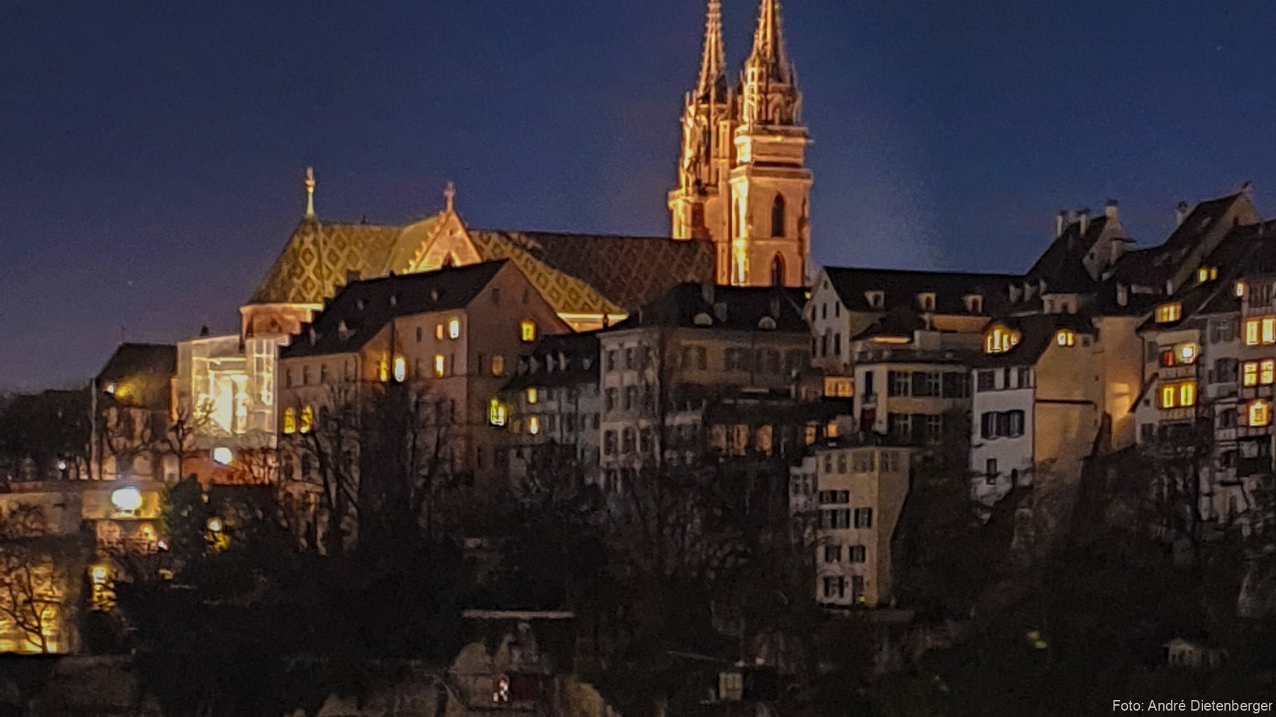 Basler Münster bei Nacht