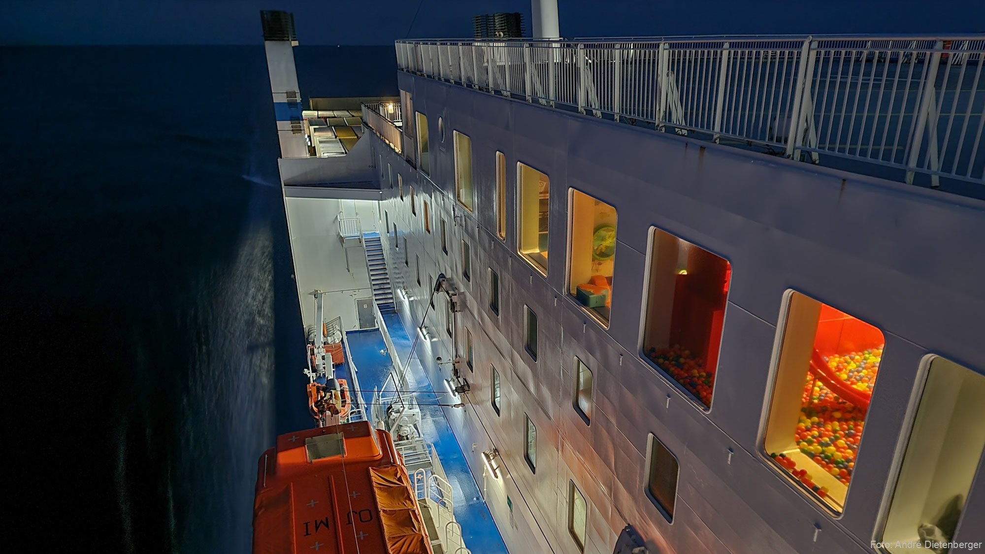 Finnlines Fähre bei Nacht