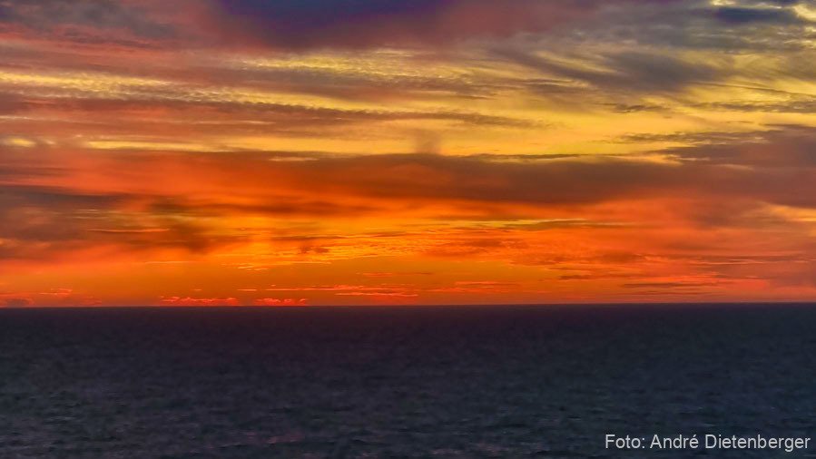 Glühender Sonnenuntergang auf der Ostsee