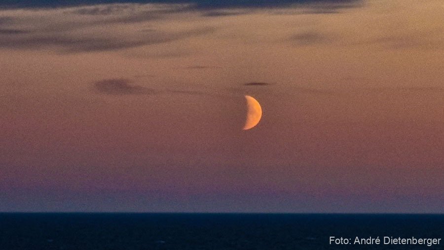 Mond über der Ostsee