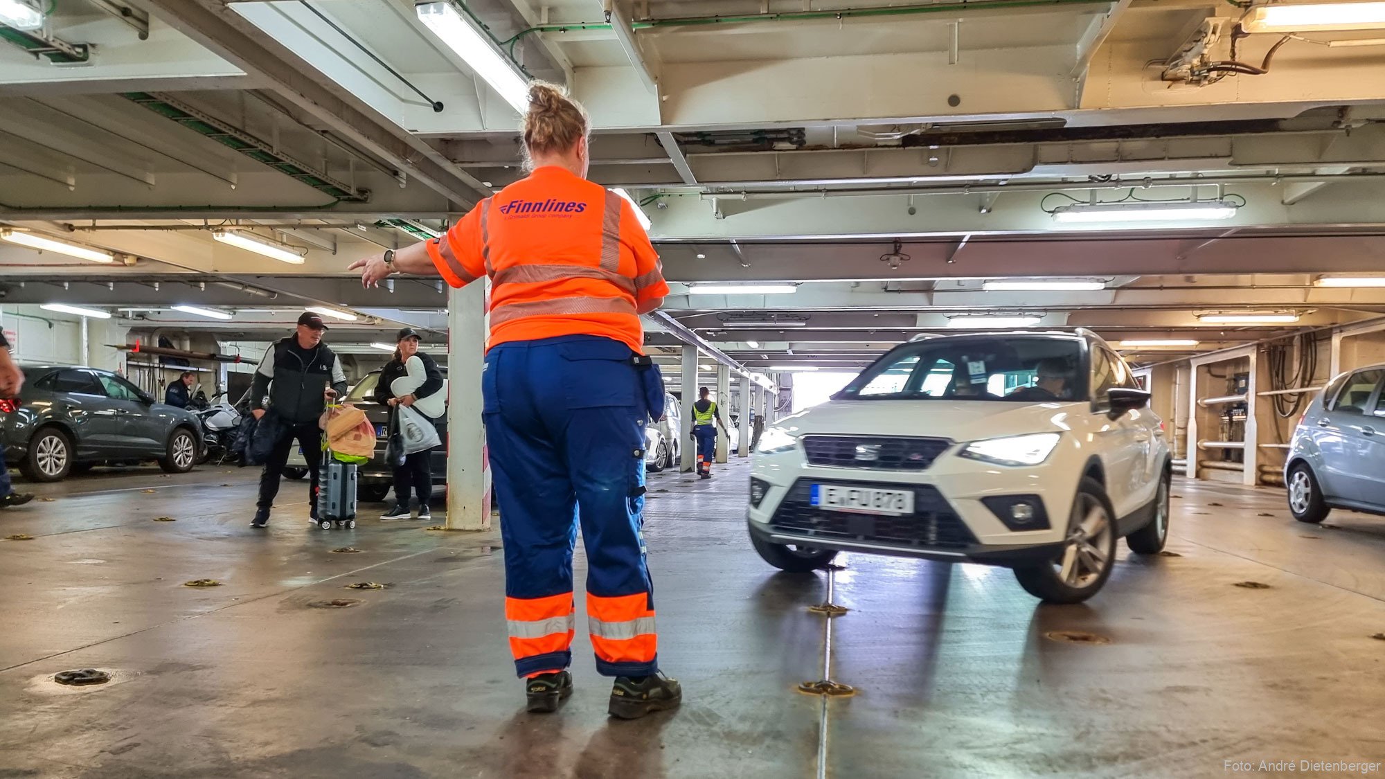 Beim beladen des Bauchs der Finnlines Fähre