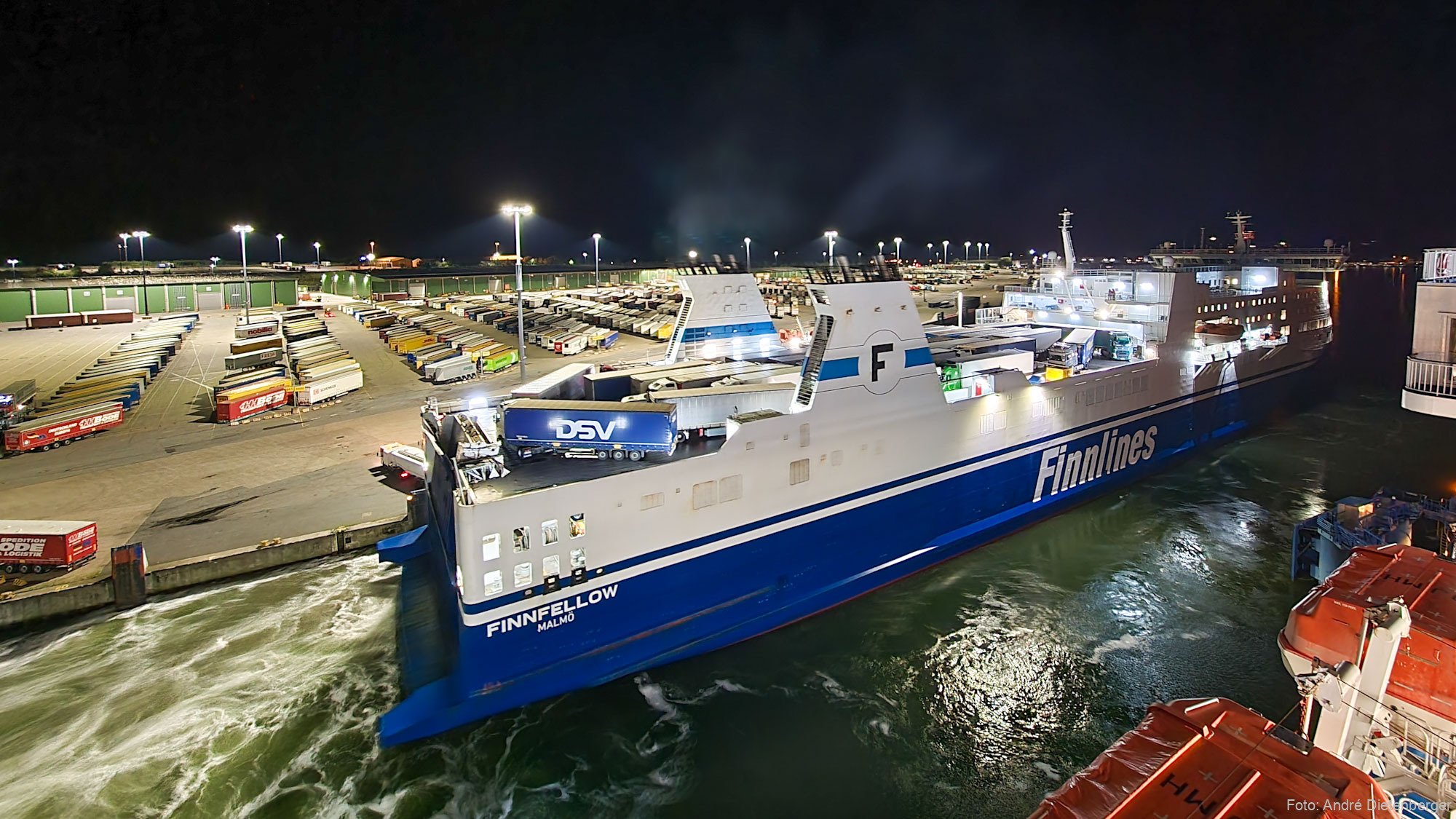 Finnlies Finnstar bei Nacht
