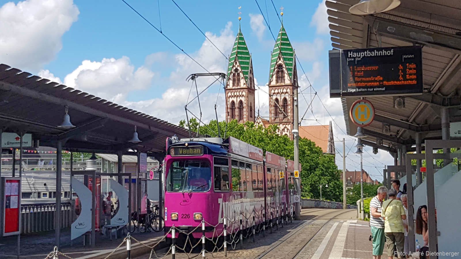 Straßenbahn Freiburg am Bahnhof