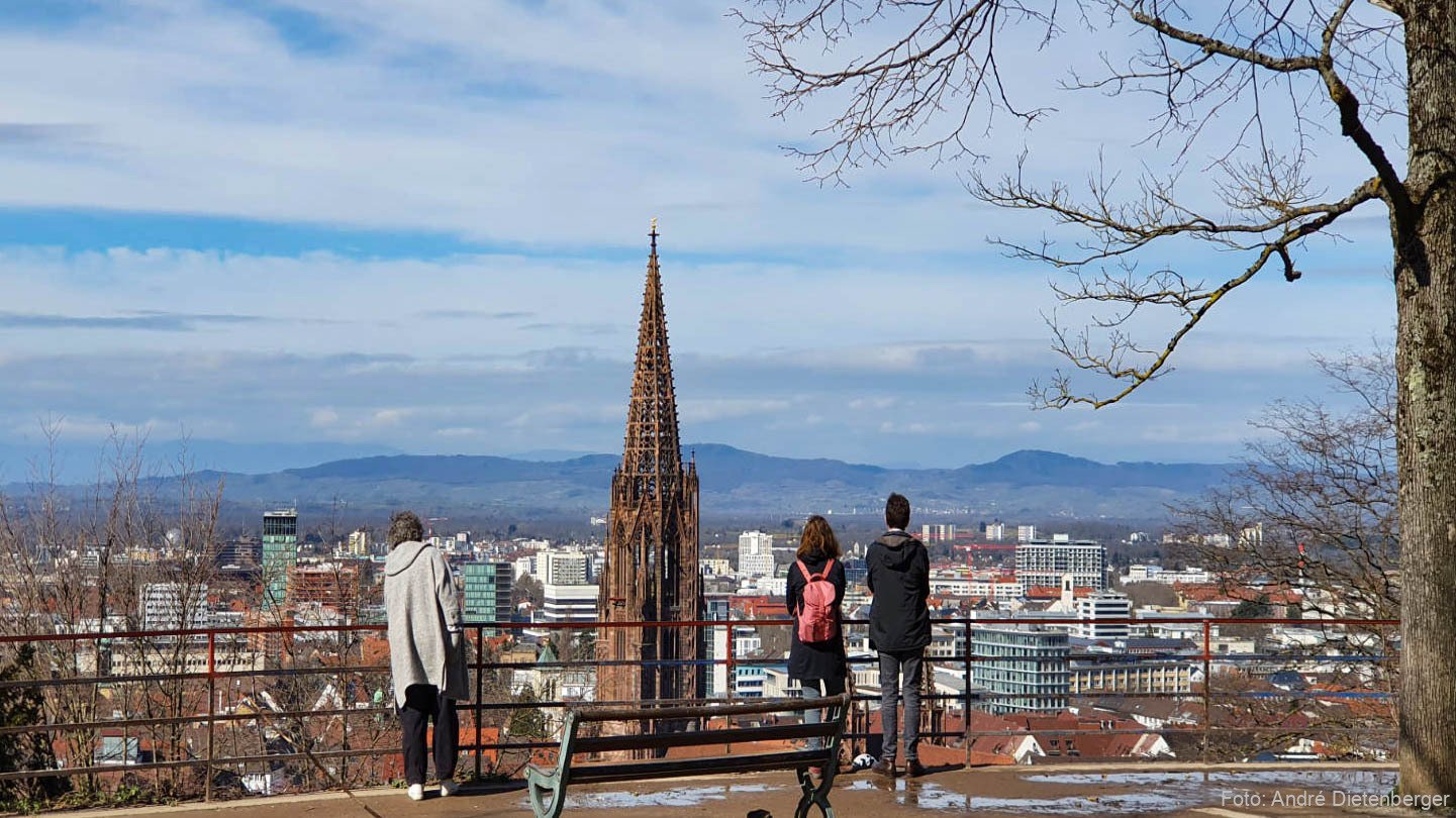 Freiburg mit Münster vom Kanonenplatz