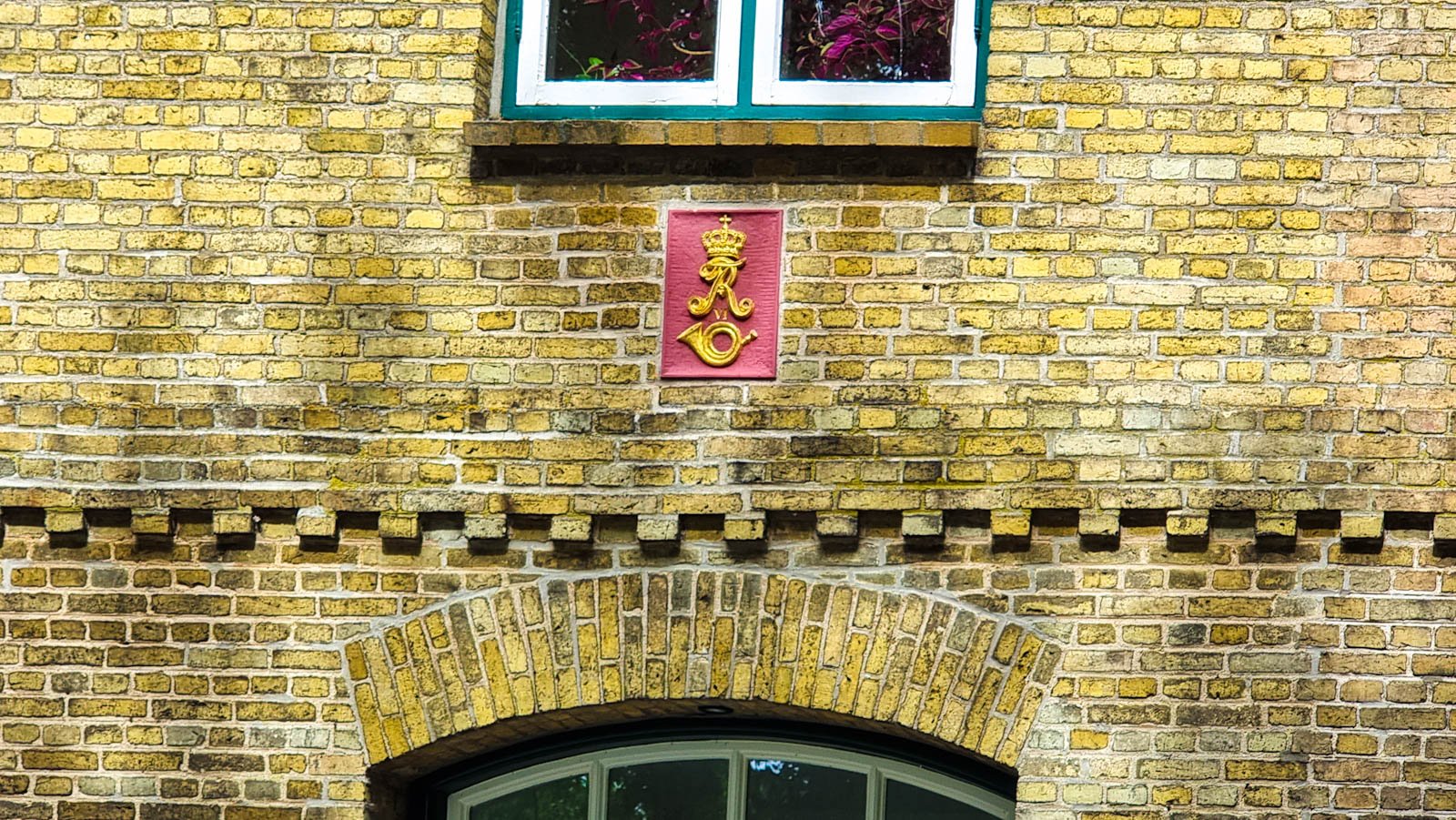 Posthorn und Monogramm des dänischen Königs Friedrich VI. (Am Mittelburgwall )