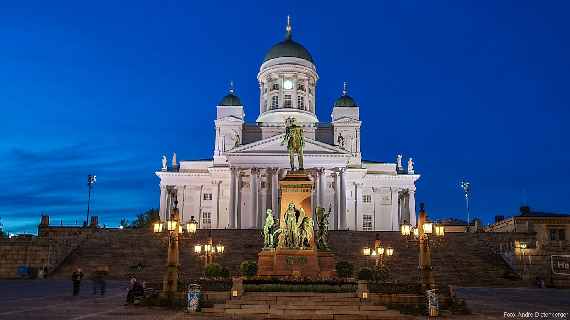 Dom zu Helsinki bei Nacht