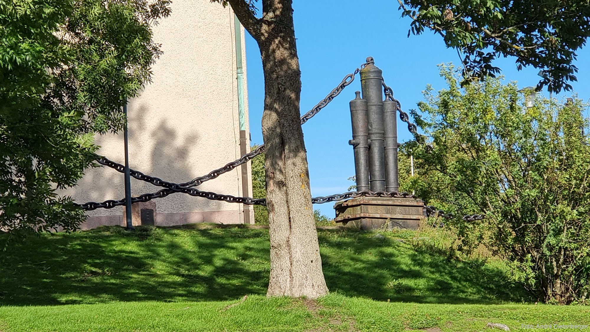 Suomenlinna Kirche mit alten Kanonen