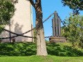 Suomenlinna Kirche mit alten Kanonen