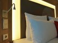 Novotel Arnulfpark - Bett Licht und Steckdosen