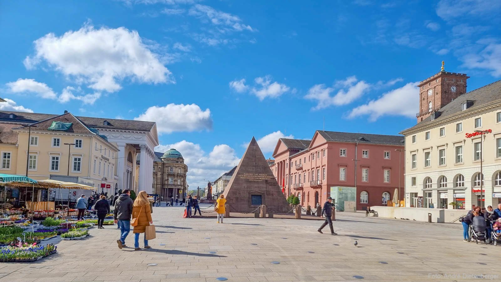 Europaplatz mit Pyramide