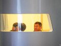 Besucher schauen aus Aufzug