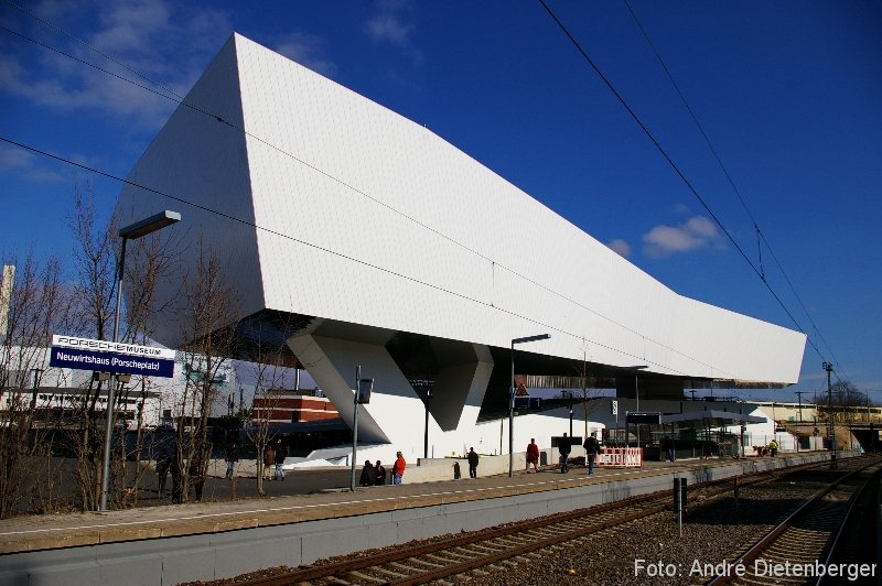 Porsche Museum von der S-Bahn Haltestelle Neuwirtshaus