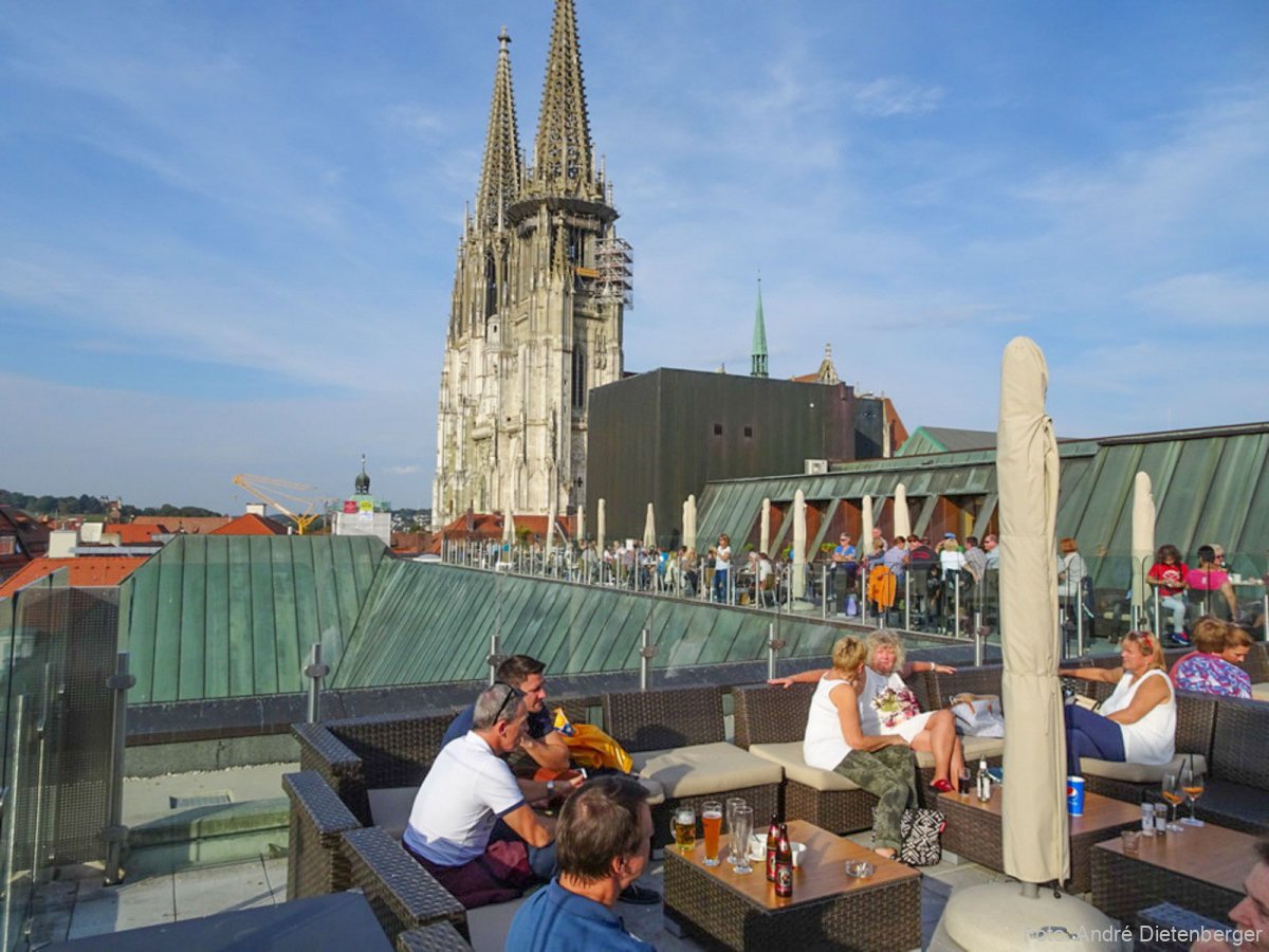 Regensburg - Galeria Kaufhof Terrasse und Dom St. Peter