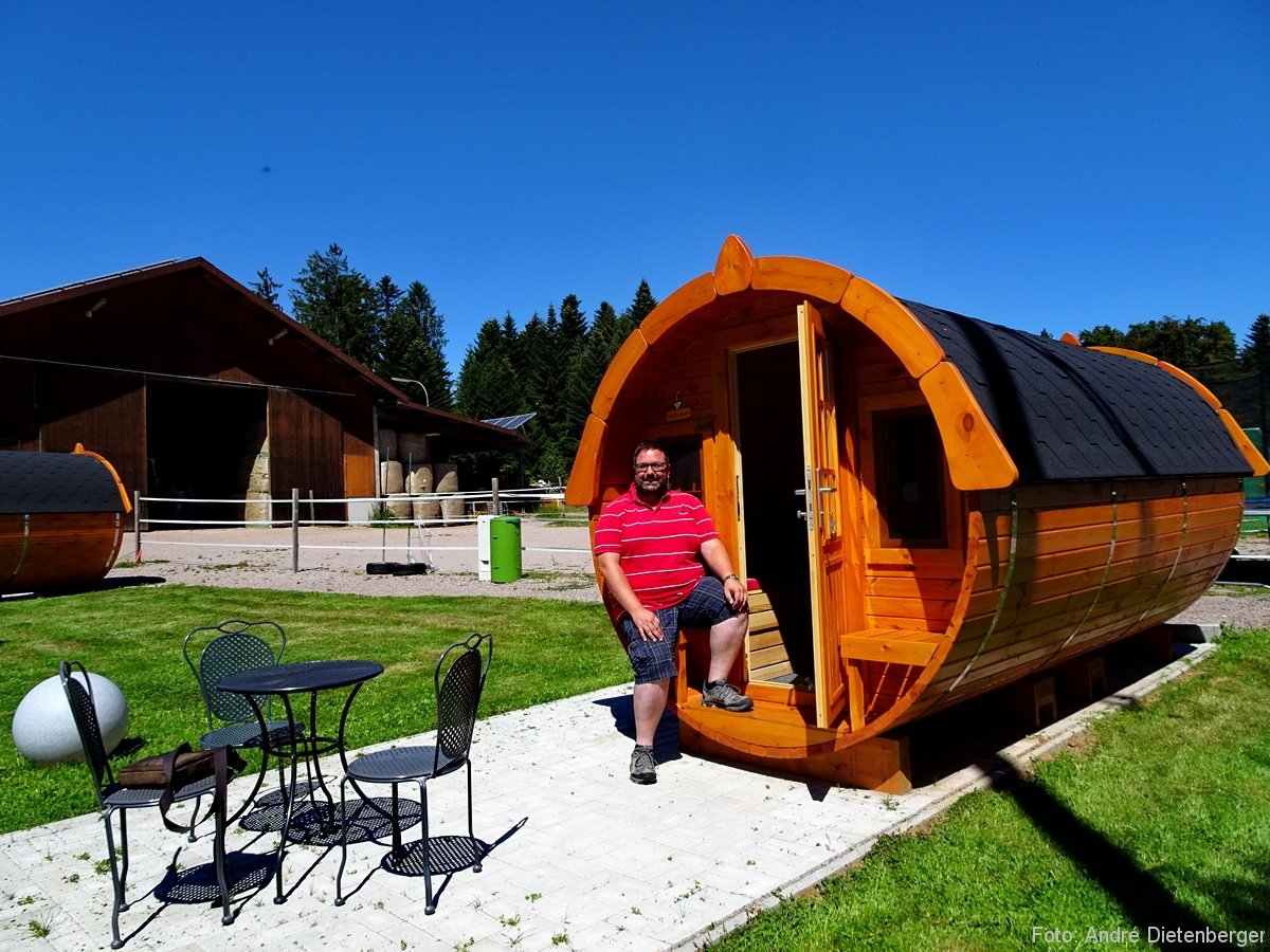 Biohof Gerspach - Holzfass mit reiseblögle