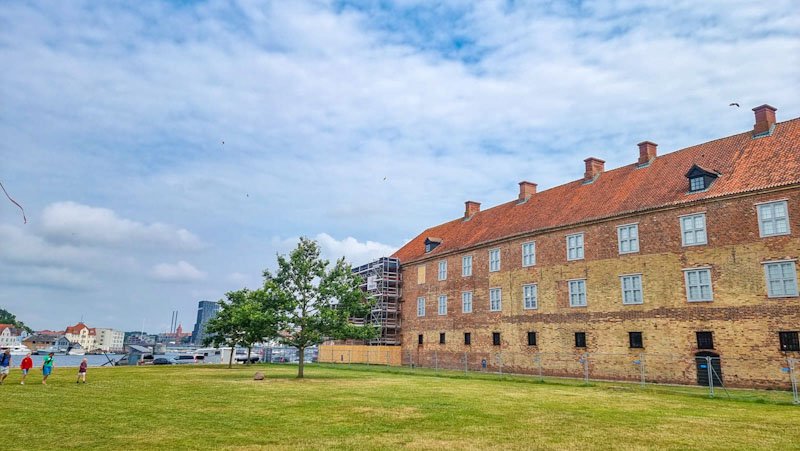 Blick vom Schloss zum Hafen