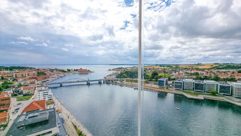 Sønderborg von oben, rechts das Alsion