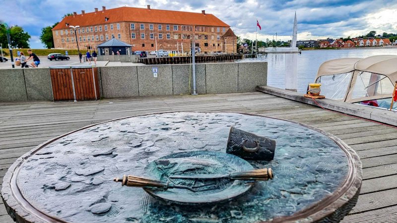 „ Myten“ (der Mythos) ist eine Skulptur aus Bronze. Künstler: Eiler Madsen