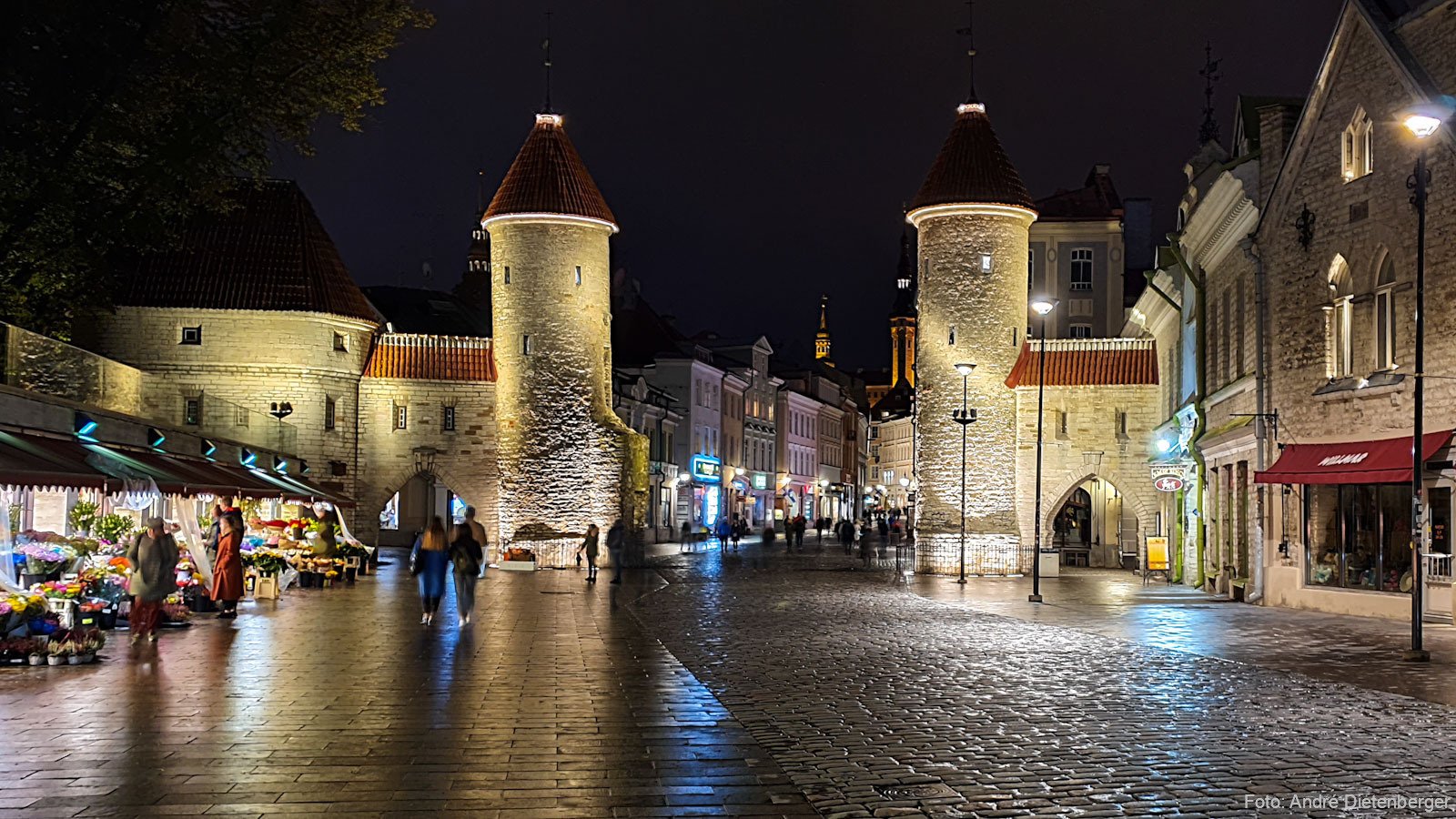 Lehmpforte (Viru värav) bei Nacht