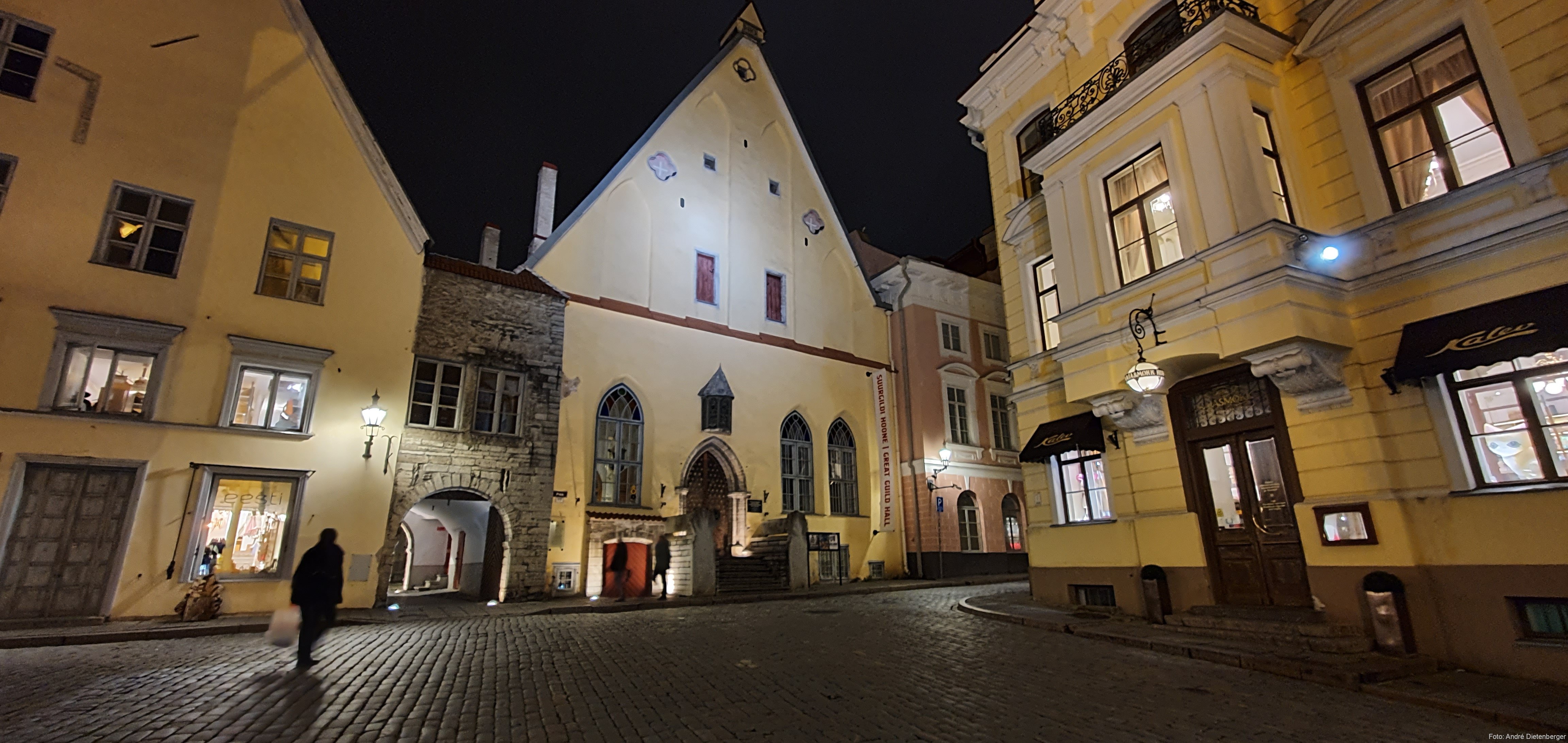 Haus der Großen Gilde (Ajaloomuuseumi Suurgildi hoone) bei Nacht