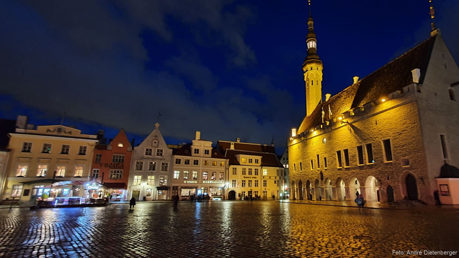 Tallinner Rathausplatz bei Nacht