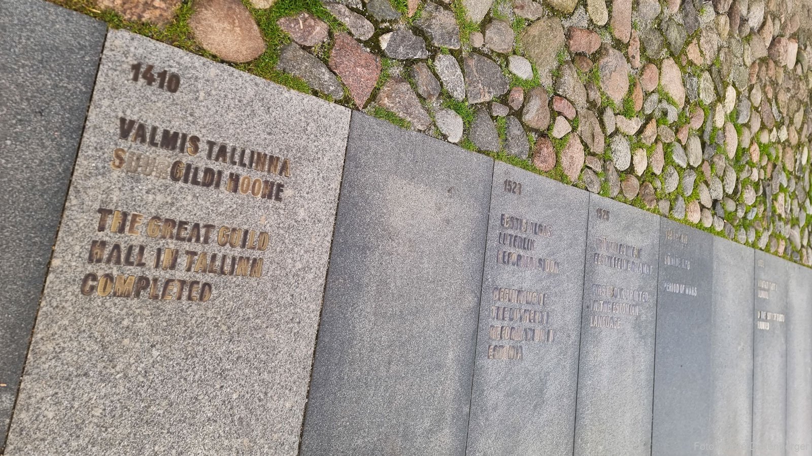 Haus der Großen Gilde (Tallinns Geschichte auf Steinplatten)