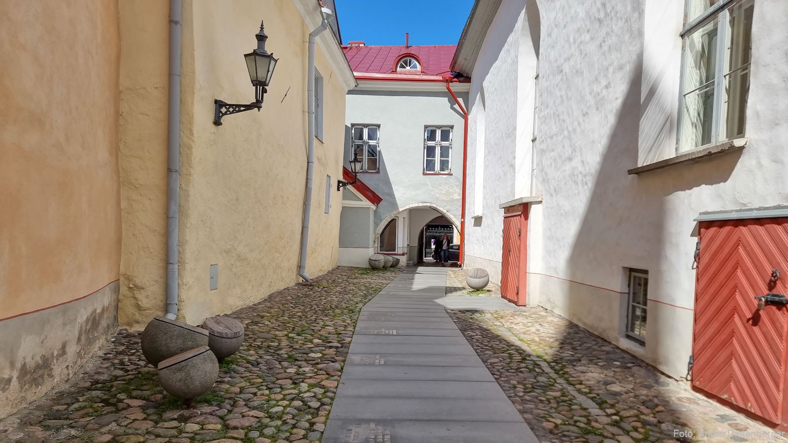 Haus der Großen Gilde (Tallinns Geschichte auf Steinplatten)