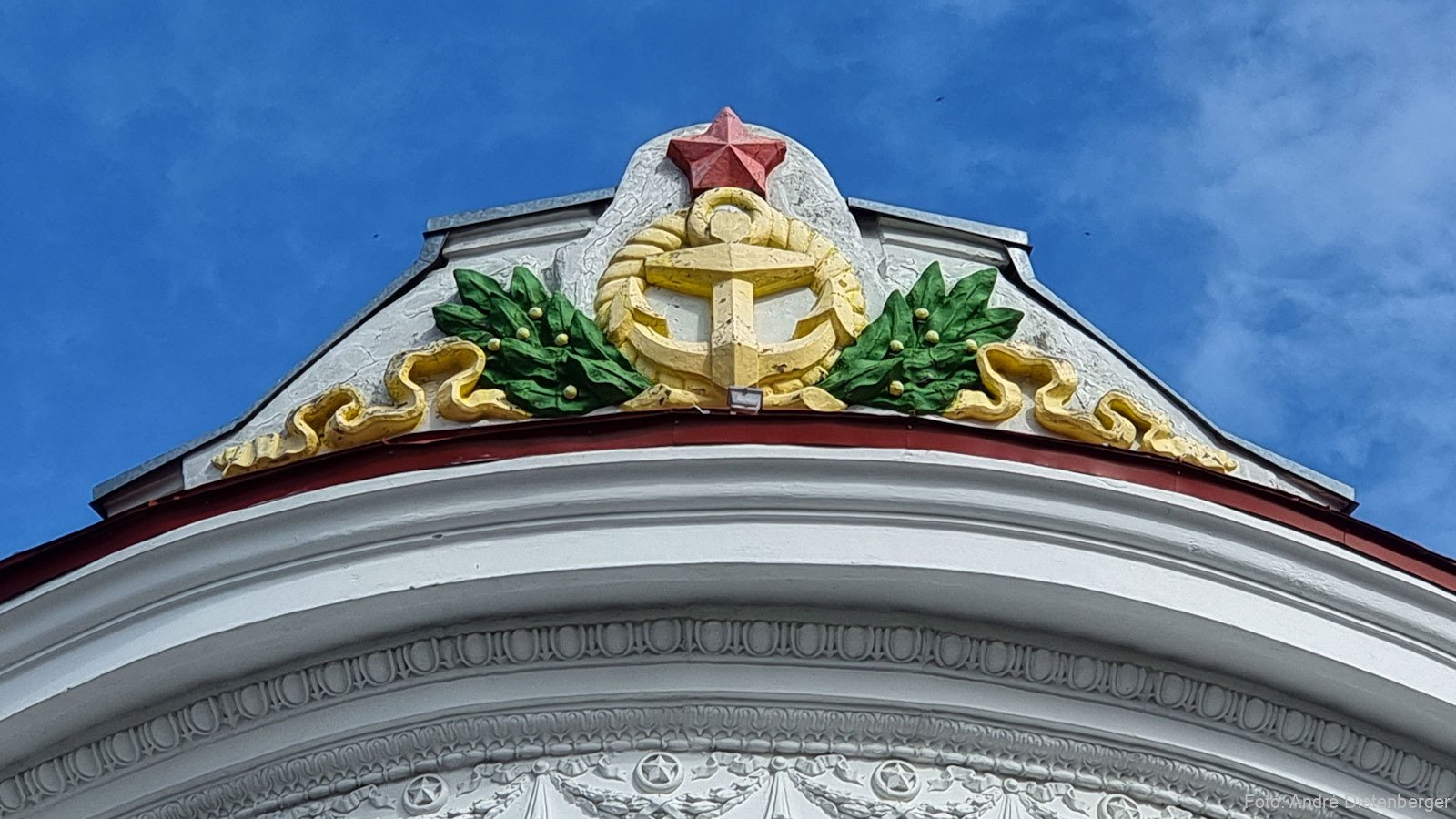 Sowjet-Symbol Roter Stern auf dem Dach eines Gebäudes