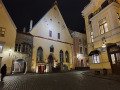 Haus der Großen Gilde (Ajaloomuuseumi Suurgildi hoone) bei Nacht