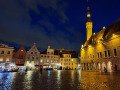 Tallinner Rathausplatz bei Nacht