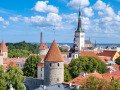 Blick über Dächer und Türme zum Hafen Tallinns
