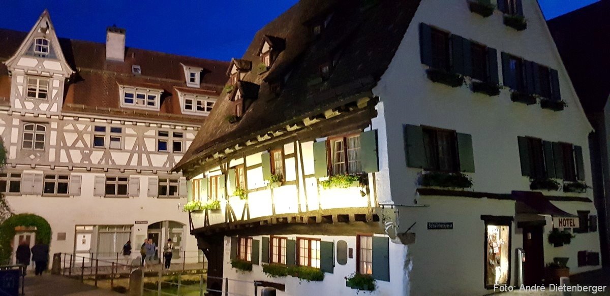 Fischerviertel - Hotel Schiefes Haus bei Nacht