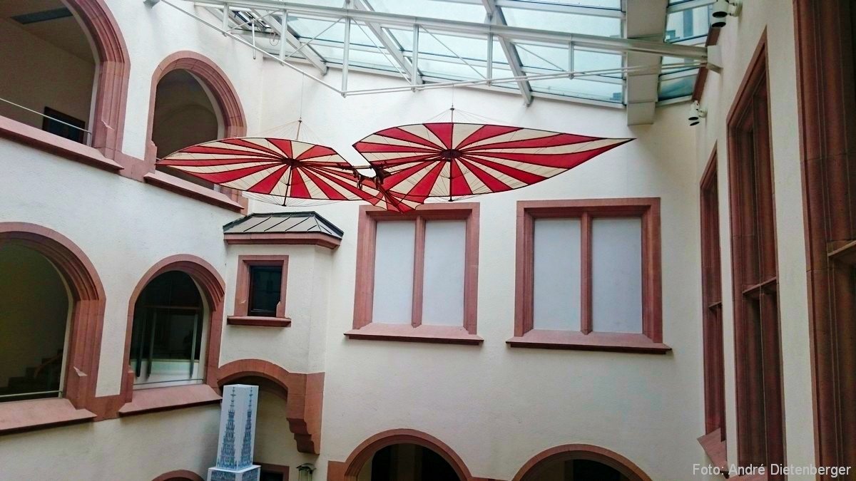Ulmer Rathaus mit Flugapperat