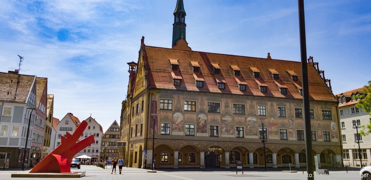 Ulmer Rathaus mit „Red Dog for Landois“ von Keith Haring