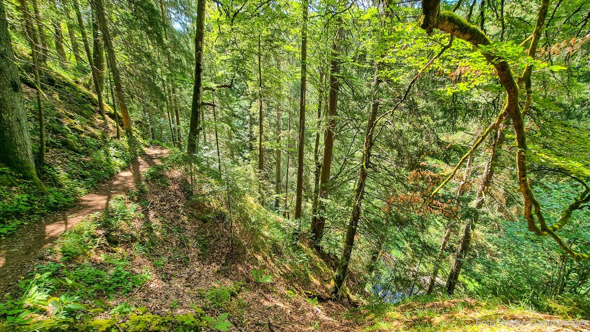 Tiefer Abhang und schmaler Wanderweg