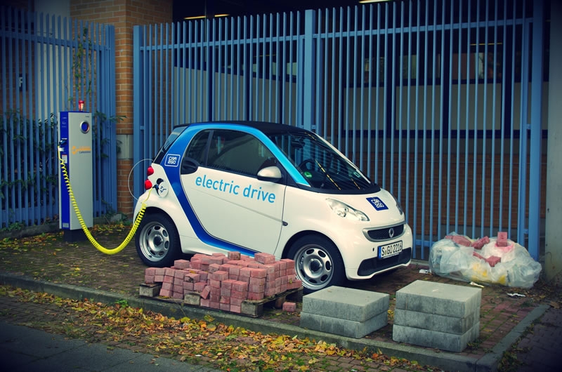 CAR2GO an Stromtankstelle CAR2GO an Stromtankstelle
