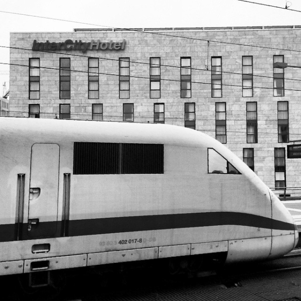 ICE vor InterCity Hotel Berlin Hbf ICE vor InterCity Hotel Berlin Hbf