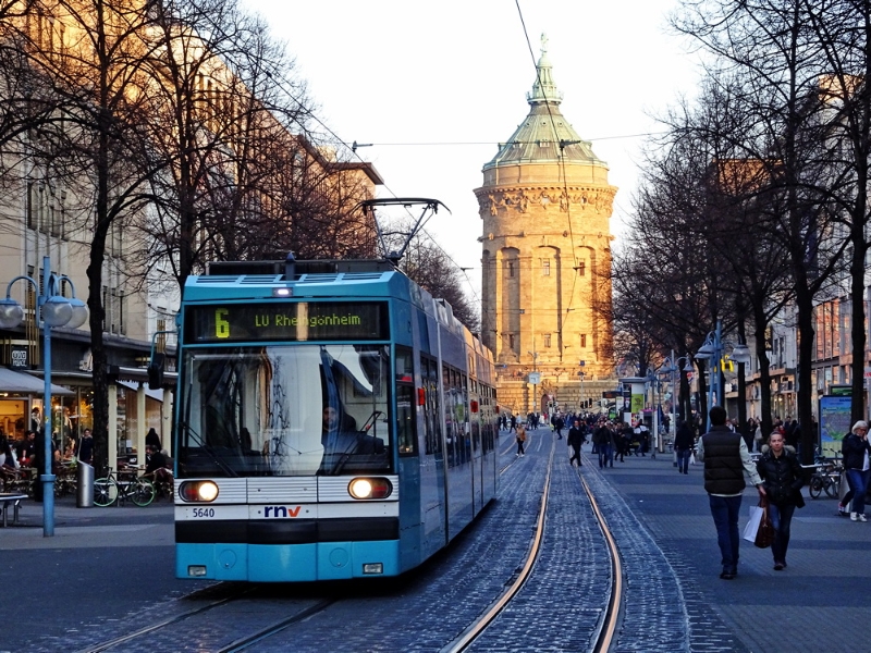 Mannheim - Straßenbahn, Planken und Wasserturm Mannheim - Straßenbahn, Planken und Wasserturm