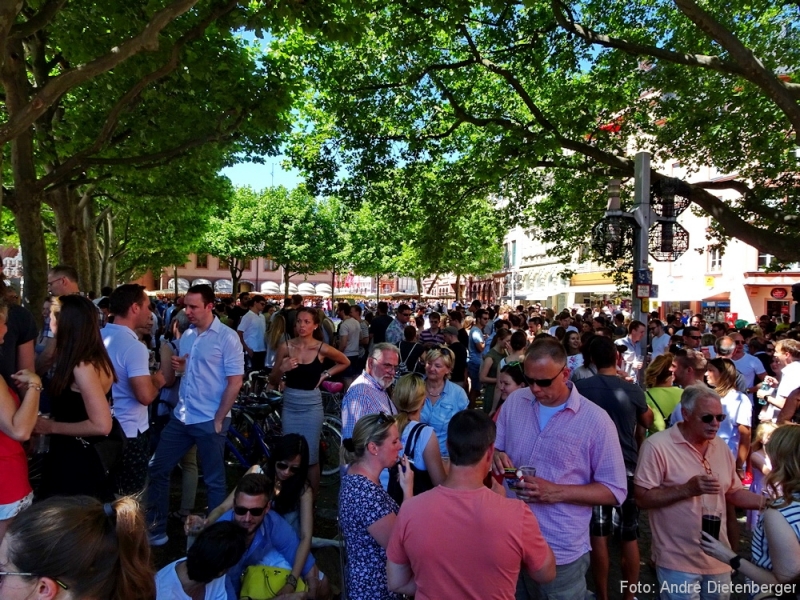 Marktfrühstück auf dem Liebfrauenplatz Marktfrühstück auf dem Liebfrauenplatz