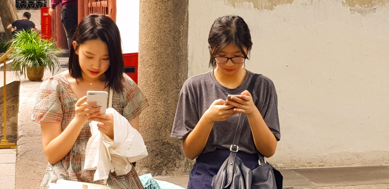 Chinesinnen am Smartphone Chinesinnen am Smartphone