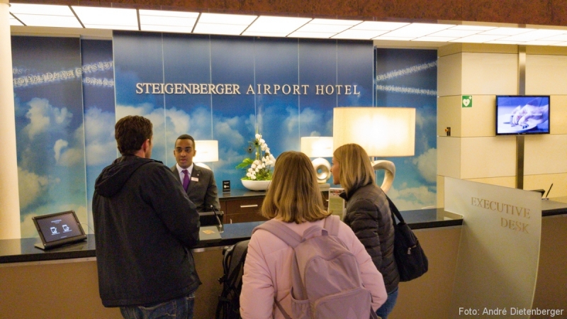 Lobby mit Gästen Lobby mit Gästen