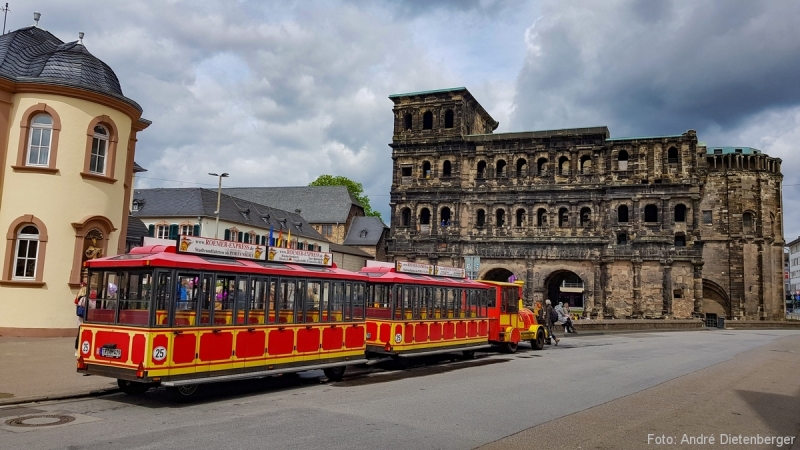 Porta Nigra mit Touri-Bähnchen Porta Nigra mit Touri-Bähnchen