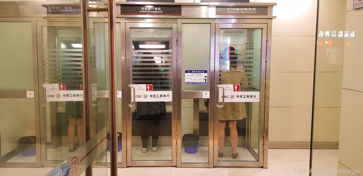 Touristinnen beim Geldabheben in einer Bank