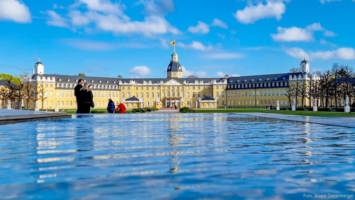 Schloss Karlsruhe mit Wasser