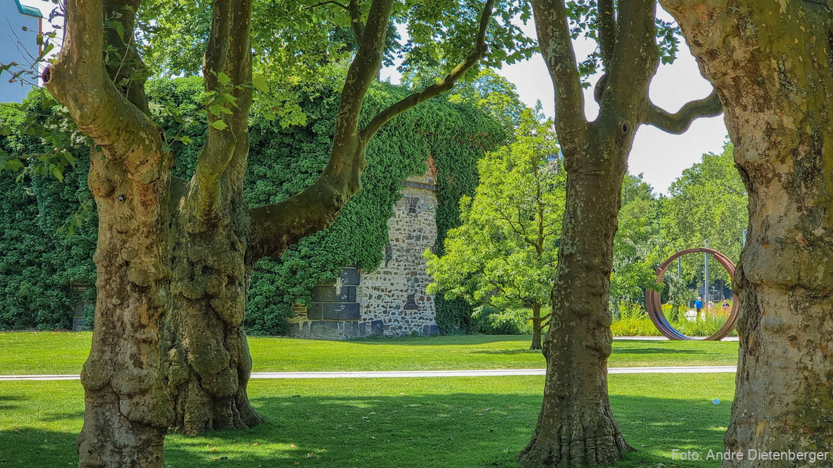 Altes Deutsches Eck - Stadtmauer am Ludwig Museum