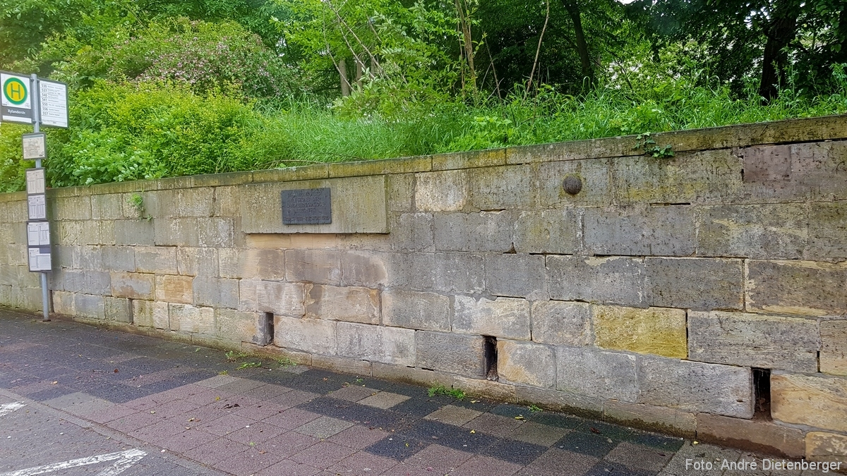 Mauer aus Steinen der Landauer Synagoge