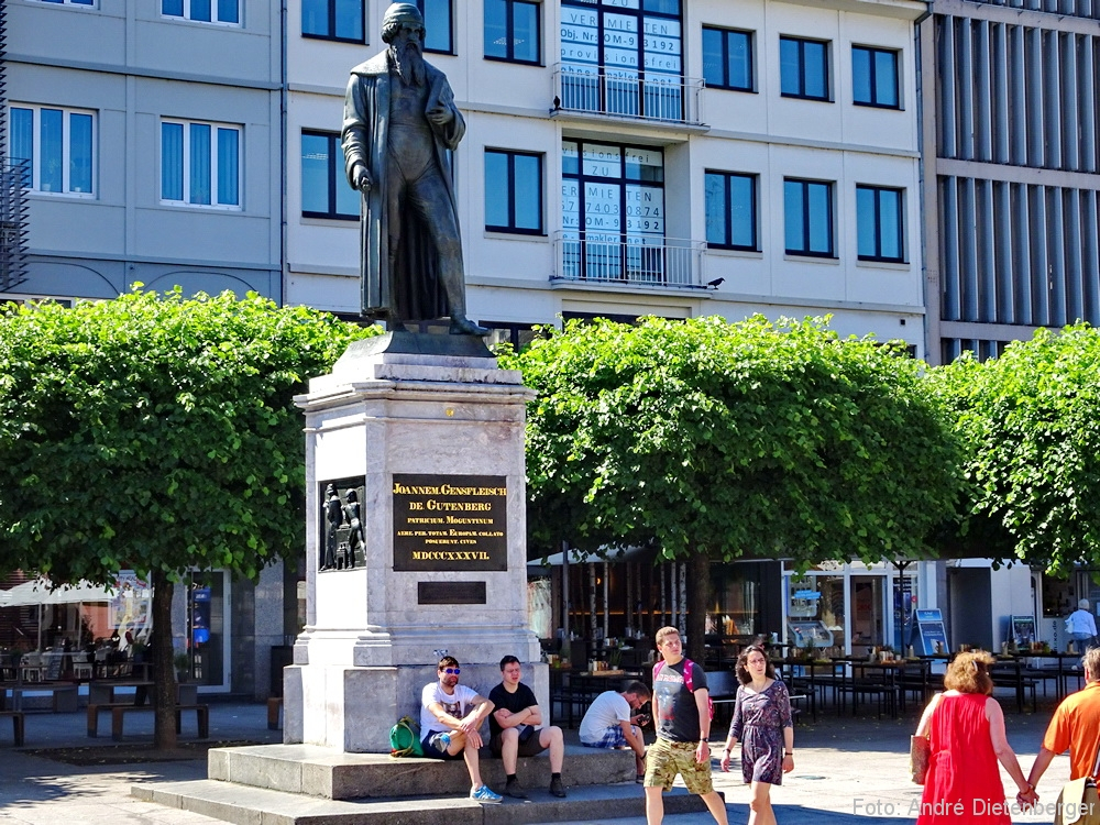Gutenberg-Denkmal in der Mitte des Gutenbergplatzes