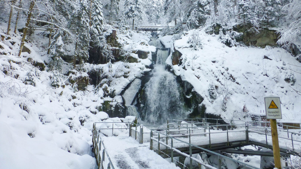 Triberger Wasserfälle mit Eis und Schnee